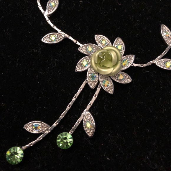 Silver w/green roses set of Bracelet & Necklace - Picture 5 of 8